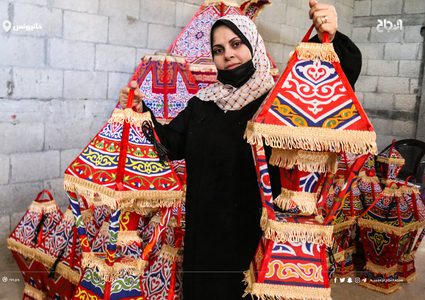 الزوجان خالد وغدير زنداح ٤٠ عاما، يعملان على صناعة زينة وفوانيس #رمضان داخل منزلهم في مخيم #خانيونس للاجئين جنوب قطاع غزة، في محاولة منهم لتحسين ظروفهم المعيشية، وإعالة أطفالهم الثلاثة،  في ظل الحصار الإسرائيلي المستمر على قطاع #غزة وتدهور الأوضاع الاقتصادية.