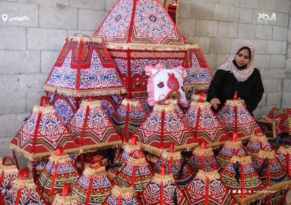 في غزة.. زوجان يعيلان أسرتهما من صناعة فوانيس رمضان
