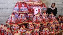 الزوجان خالد وغدير زنداح ٤٠ عاما، يعملان على صناعة زينة وفوانيس #رمضان داخل منزلهم في مخيم #خانيونس للاجئين جنوب قطاع غزة، في محاولة منهم لتحسين ظروفهم المعيشية، وإعالة أطفالهم الثلاثة،  في ظل الحصار الإسرائيلي المستمر على قطاع #غزة وتدهور الأوضاع الاقتصادية.