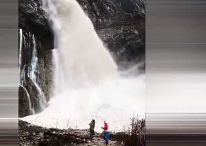 لقطات مذهلة تظهر انهيار كتلة جليدية على شلال