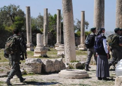 مستوطنون يقتحمون المنطقة الأثرية في سبسطية