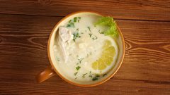 شوربة الدجاج والليمون