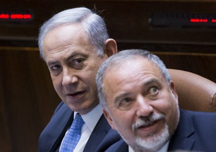 ليبرمان يطالب بسن سلسلة قوانين تمنع نتنياهو من رئاسة الحكومة