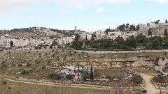 قوات الاحتلال تعتقل فتيين من بلدة الطور في القدس المحتلة