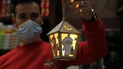 أسواق غزة تتزين بأجمل الفوانيس وحبال الزينة لاستقبال شهر رمضان
المصدر : وكالة شينخوا