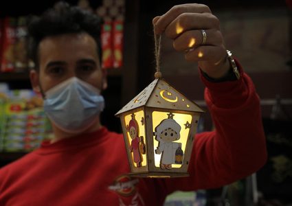 أسواق غزة تتزين بأجمل الفوانيس وحبال الزينة لاستقبال شهر رمضان