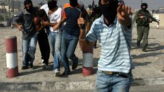 مستعربون يخطفون مواطنا من مخيم الدهيشة