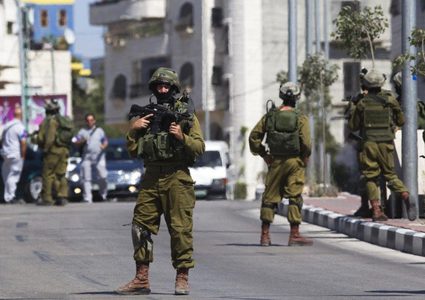 الاحتلال يداهم عمارة سكنية في الخليل