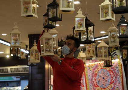 أسواق غزة تتزين بأجمل الفوانيس وحبال الزينة لاستقبال شهر رمضان
المصدر : وكالة شينخوا