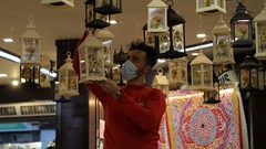 أسواق غزة تتزين بأجمل الفوانيس وحبال الزينة لاستقبال شهر رمضان