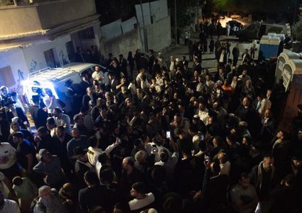 آلاف المستوطنين يقتحمون المقامات الاسلامية في كفل حارس