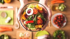 أبرز الأطعمة الغنية بالحمض المعزز للسعادة