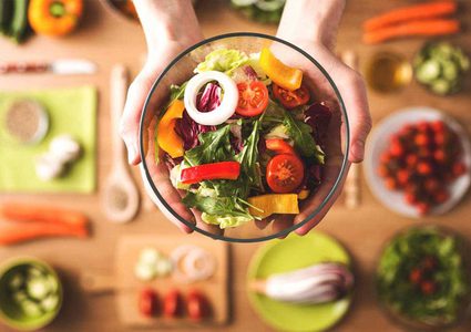 أبرز الأطعمة الغنية بالحمض المعزز للسعادة