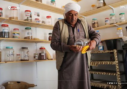 المزارع الفلسطيني سلامة مهنا من شرق مدينة خانيونس جنوب قطاع غزة، يعمل على تجميع أصناف البذور الزراعية داخل "بنك البذور البلدية" في مساحة خصّصها وسط أرضه بهدف الحفاظ على جودتها وعلى توافرها في مختلف المواسم الزراعية.