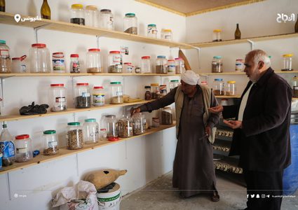 المزارع الفلسطيني سلامة مهنا من شرق مدينة خانيونس جنوب قطاع غزة، يعمل على تجميع أصناف البذور الزراعية داخل "بنك البذور البلدية" في مساحة خصّصها وسط أرضه بهدف الحفاظ على جودتها وعلى توافرها في مختلف المواسم الزراعية.