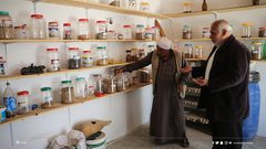 المزارع الفلسطيني سلامة مهنا من شرق مدينة خانيونس جنوب قطاع غزة، يعمل على تجميع أصناف البذور الزراعية داخل "بنك البذور البلدية" في مساحة خصّصها وسط أرضه بهدف الحفاظ على جودتها وعلى توافرها في مختلف المواسم الزراعية.