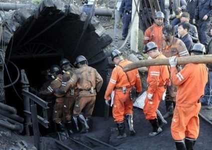 الصين تسابق الزمن لإنقاذ 21 عاملا حوصروا في منجم فحم غمرته المياه