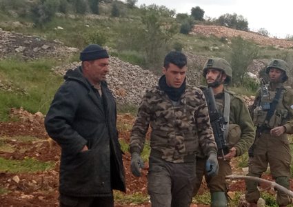 قوات الاحتلال تجبر مزارعا وعائلته على مغادرة أرضهم في بيت أمر