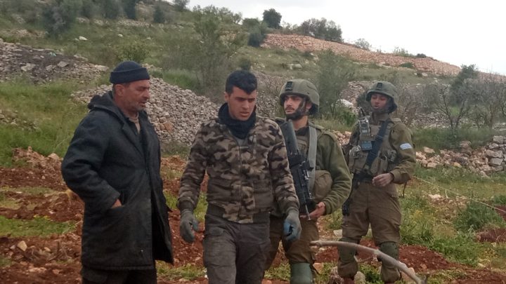 قوات الاحتلال تجبر مزارعا وعائلته على مغادرة أرضهم في بيت أمر