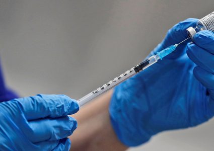 لقي أكثر من 400 ألف جرعة أولى من لقاح كورونا بالأردن