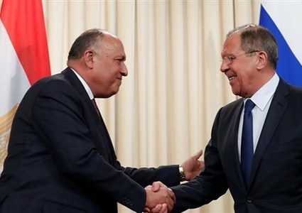 شكري ولافروف يؤكدان على ضرورة دفع عملية السلام