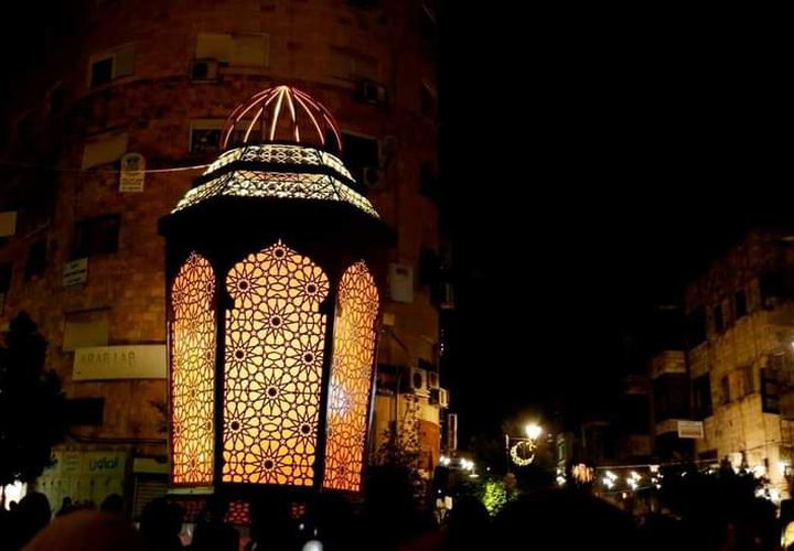 إضاءة فانوس رمضان في رام الله