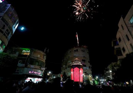 إضاءة فانوس رمضان في رام الله