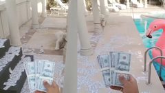 محمد رمضان يبرِّئ نفسه و يوضح حقيقة فيديو رمي الدولارات