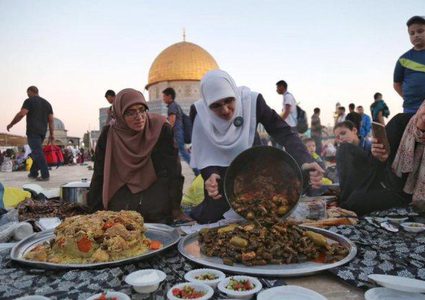 الاحتلال يمنع صائمين من الإفطار قرب المسجد الأقصى
