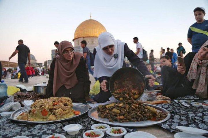 الاحتلال يمنع صائمين من الإفطار قرب المسجد الأقصى