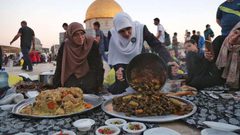 الاحتلال يمنع صائمين من الإفطار قرب المسجد الأقصى
