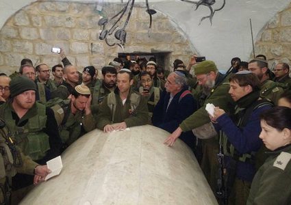 عشرات المستوطنين يقتحمون "قبر يوسف" بنابلس