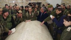 عشرات المستوطنين يقتحمون "قبر يوسف" بنابلس