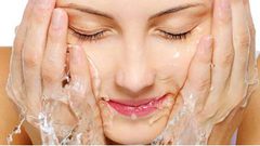 كم مرة يجب أن تغسل وجهك في اليوم؟