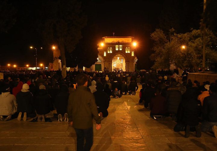 المقدسيون يؤدون صلاتي العشاء والتراويح في رحاب المسجد الأقصى المبارك