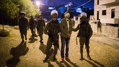 قوات الاحتلال تعتقل شابين من حي باب حطة في القدس