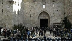 الاحتلال يعتدي على المصلين في باب العامود بالقدس