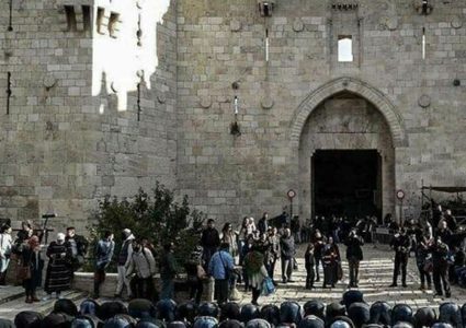 الاحتلال يعتدي على المصلين في باب العامود بالقدس