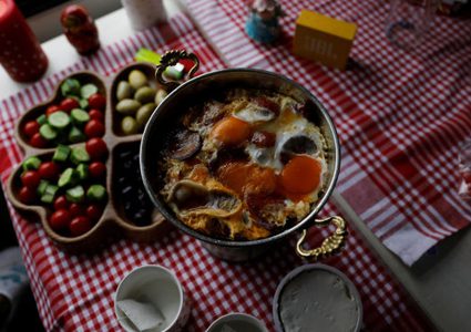 أطعمة يؤدي تناولها والنوم مباشرةً الى مشاكل بالجهاز الهضمي