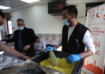 تكية عايدة تقدم 500 وجبة إفطار للأسر الميسورة