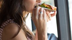 لماذا يشعر البعض بالجوع طوال الوقت ؟