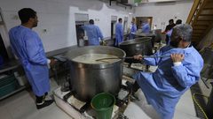 اللواء جبرين البكري يتفقد تكايا الخليل في رمضان