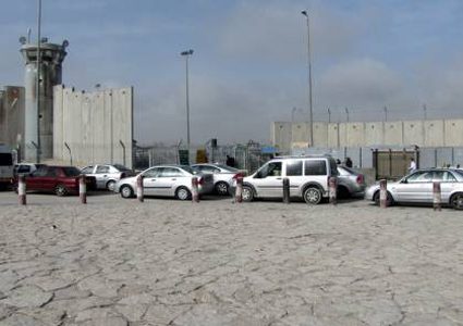 قوات الاحتلال تغلق حاجز قلنديا في كلا الاتجاهين