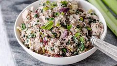 مكونات سلطة التونة وطريقة تحضيرها