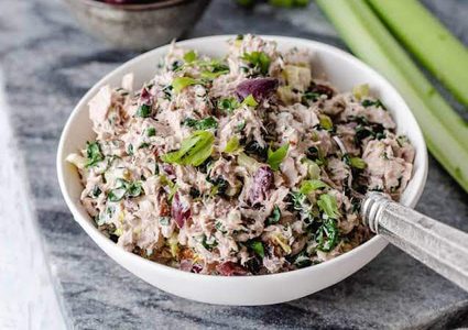 مكونات سلطة التونة وطريقة تحضيرها