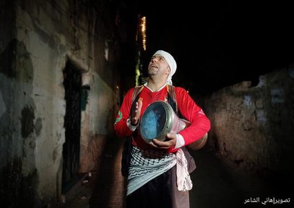 المسحراتي يجوب أزقة خانيونس جنوب قطاع غزة- تصوير  هاني الشاعر