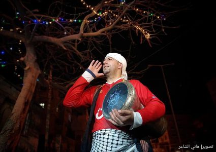 المسحراتي يجوب أزقة خانيونس جنوب قطاع غزة- تصوير  هاني الشاعر