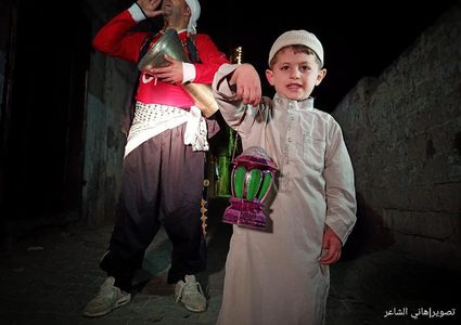 المسحراتي يجوب أزقة خانيونس جنوب قطاع غزة- تصوير  هاني الشاعر