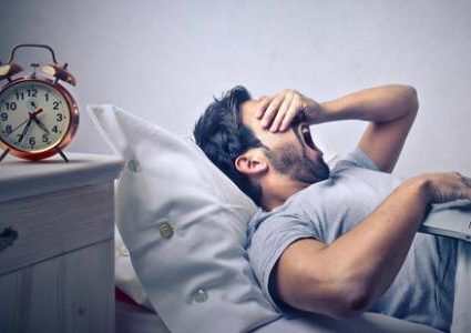 هل النوم فترة طويلة في نهار رمضان يبطل الصوم؟