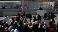 قوات الاحتلال تمنع عددًا من المواطنين من اجتياز حاجز قلنديا شمال القدس  لأداء صلاة الجمعة في المسجد الأقصى
